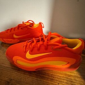 Nike ISoFly Youth size 5